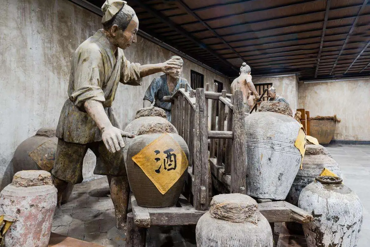 杯中岁月长,酒里乾坤深