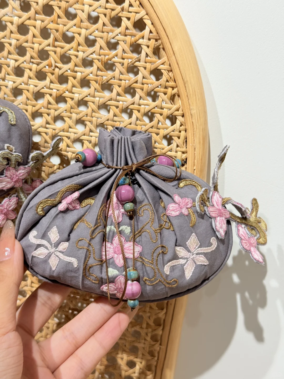 贵州残疾手艺人把非遗绣进了故宫里！！出息了