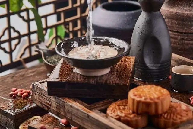 杯中岁月长,酒里乾坤深