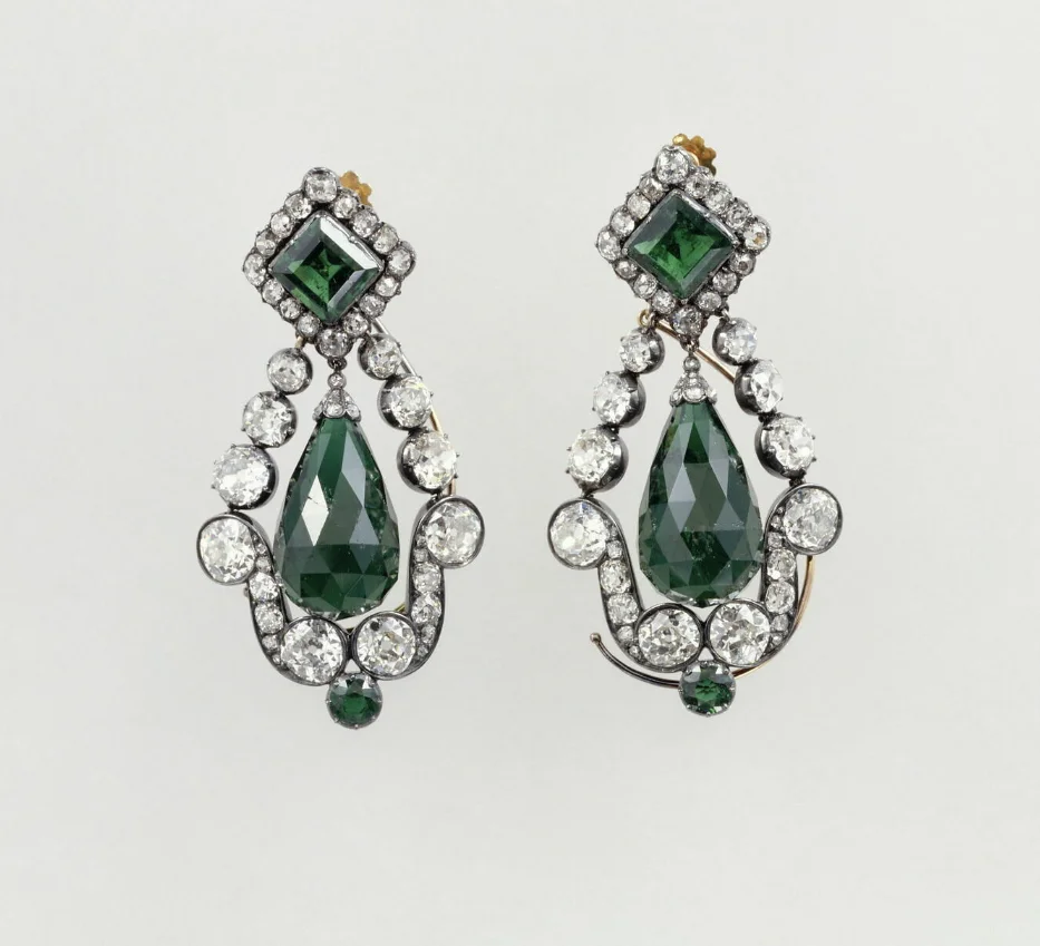 卢浮宫失窃珠宝的 “数字暴击”