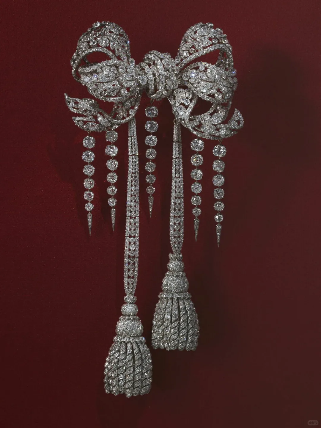 卢浮宫失窃珠宝的 “数字暴击”