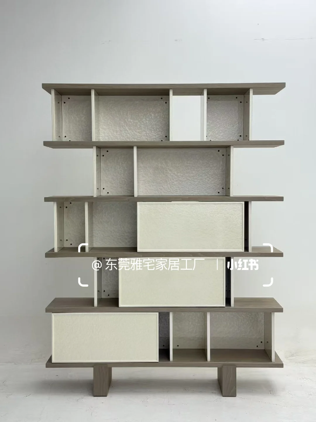 工厂实拍｜贝母漆+染色胡桃木皮展示柜