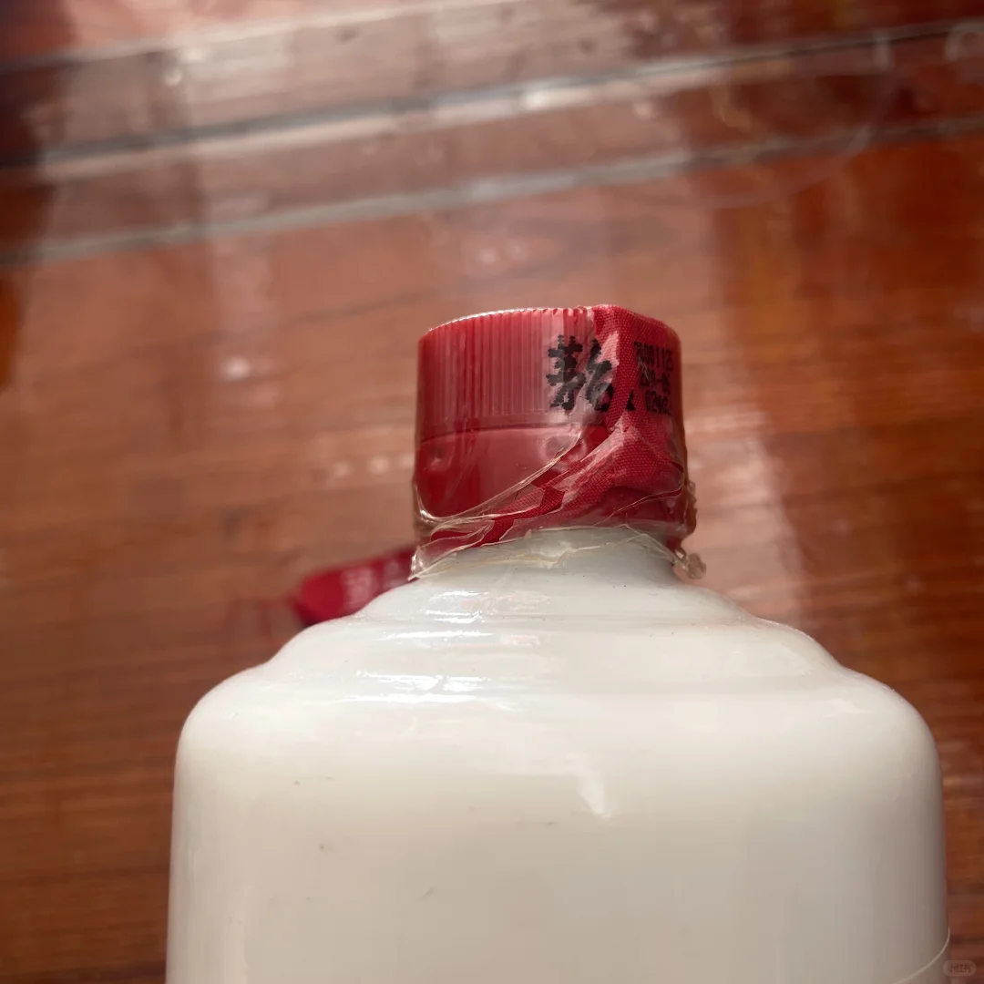 2000年53度飞天酒满膜裂