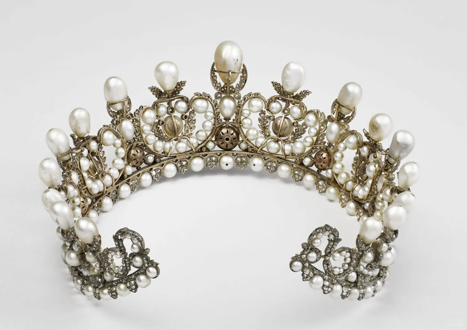 卢浮宫失窃珠宝的 “数字暴击”