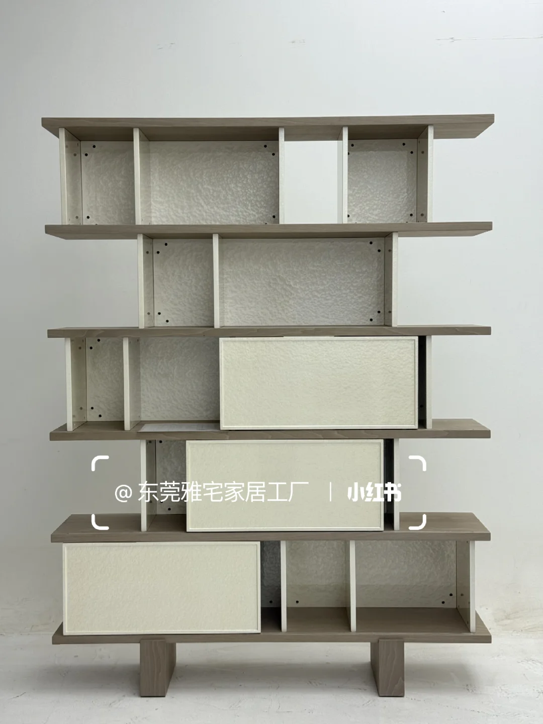 工厂实拍｜贝母漆+染色胡桃木皮展示柜