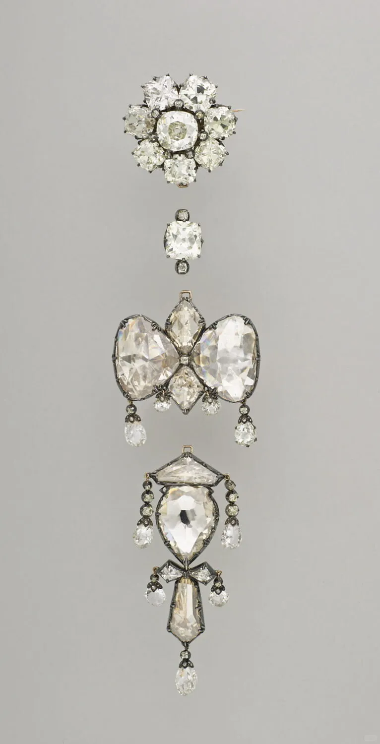 卢浮宫失窃珠宝的 “数字暴击”