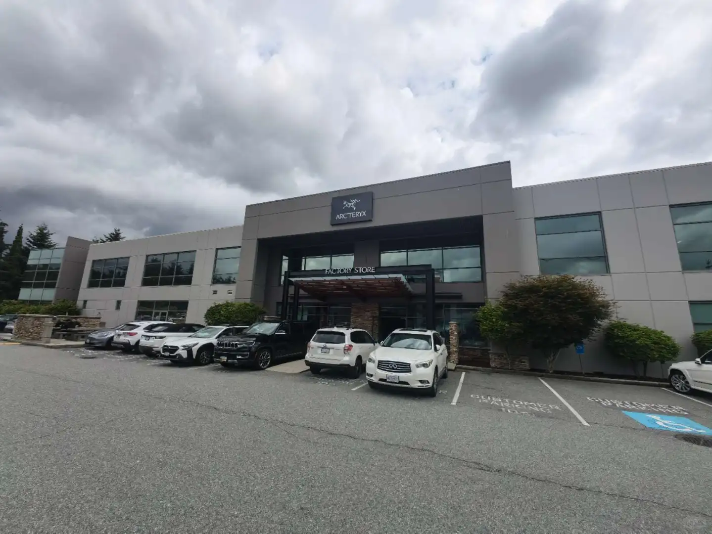 心心念念的始祖鸟工厂店，没毛线?