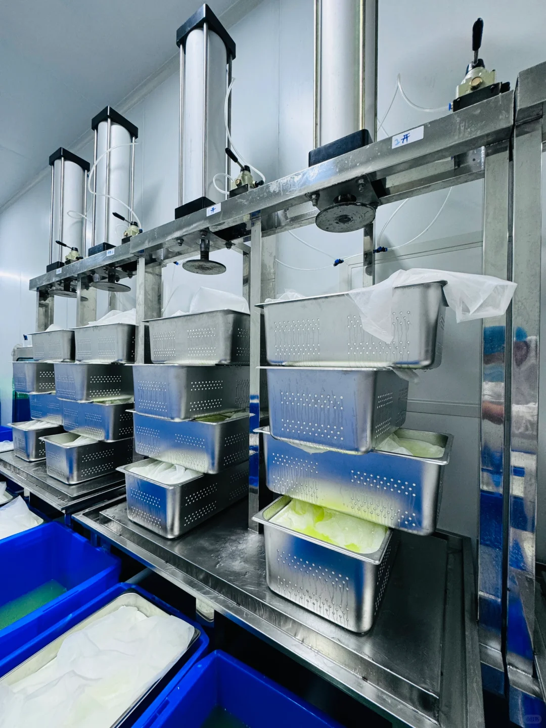 希腊干巴酸奶工厂也要用最传统的制作方式