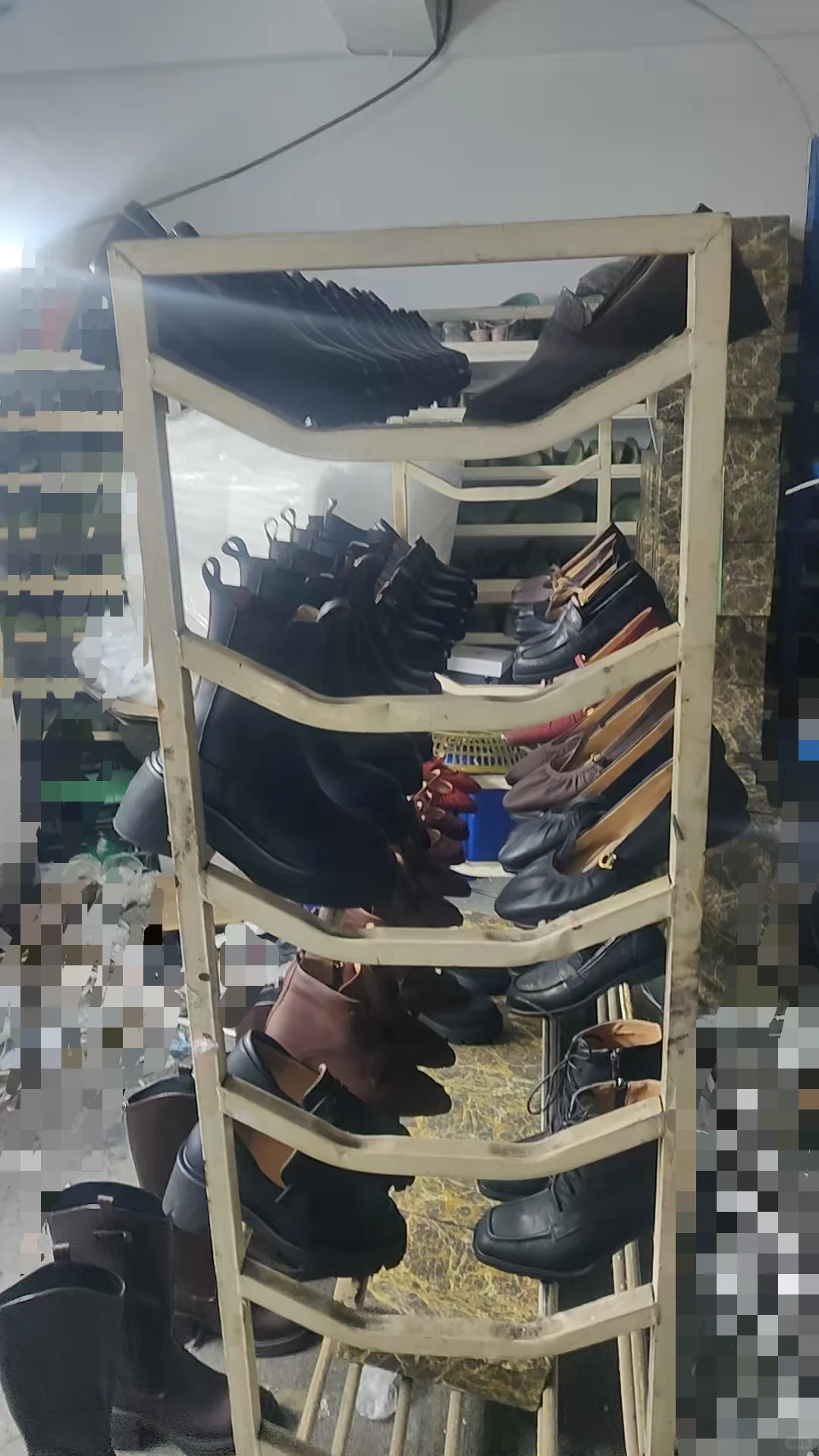 老爸让我到厂里来卖鞋子