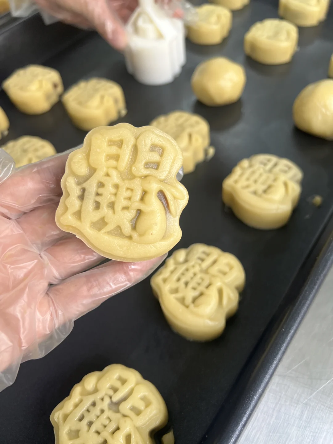 哇，终于找到这家酥皮月饼工厂啦?