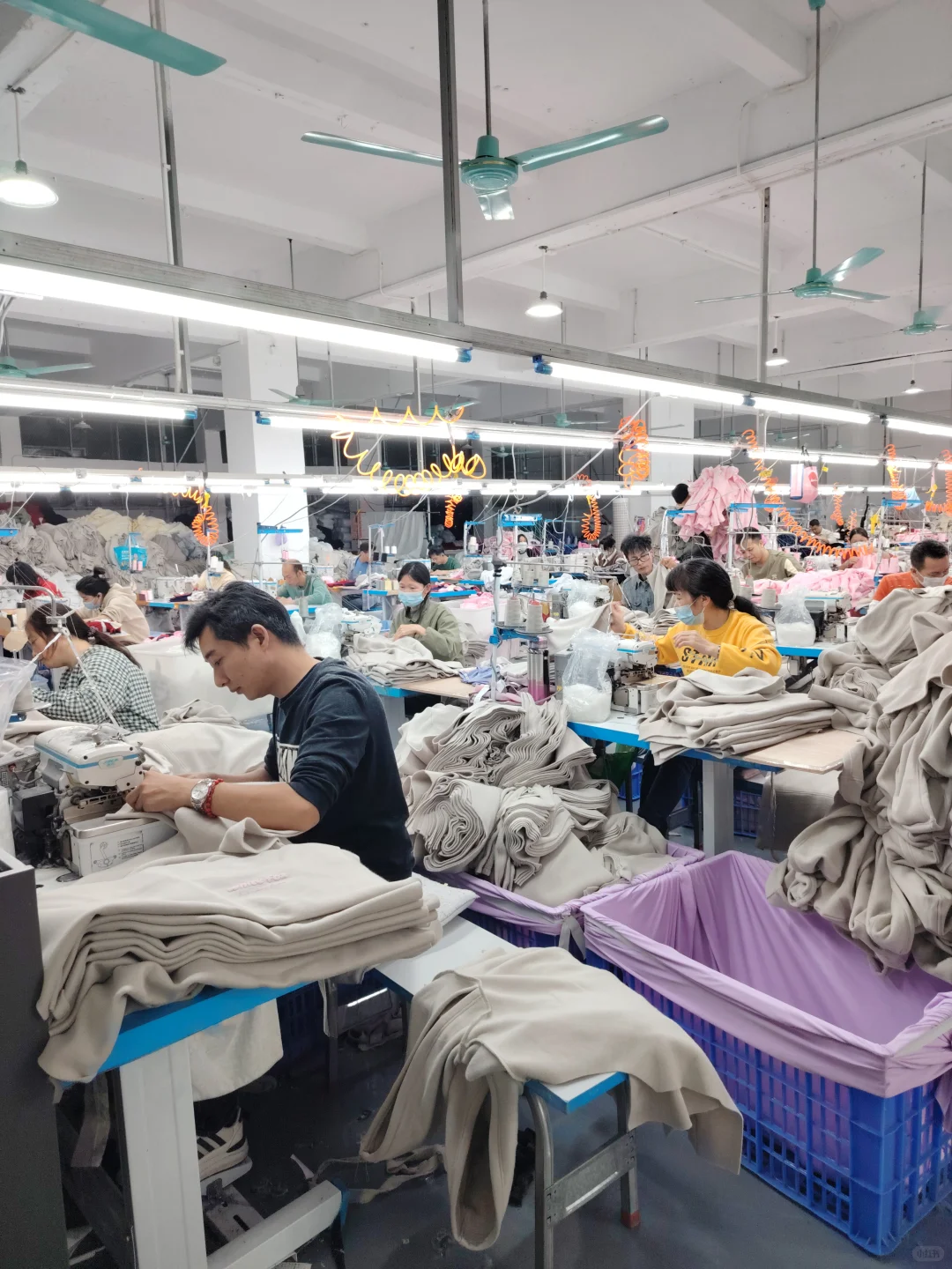 实拍展现服装厂车间!!!