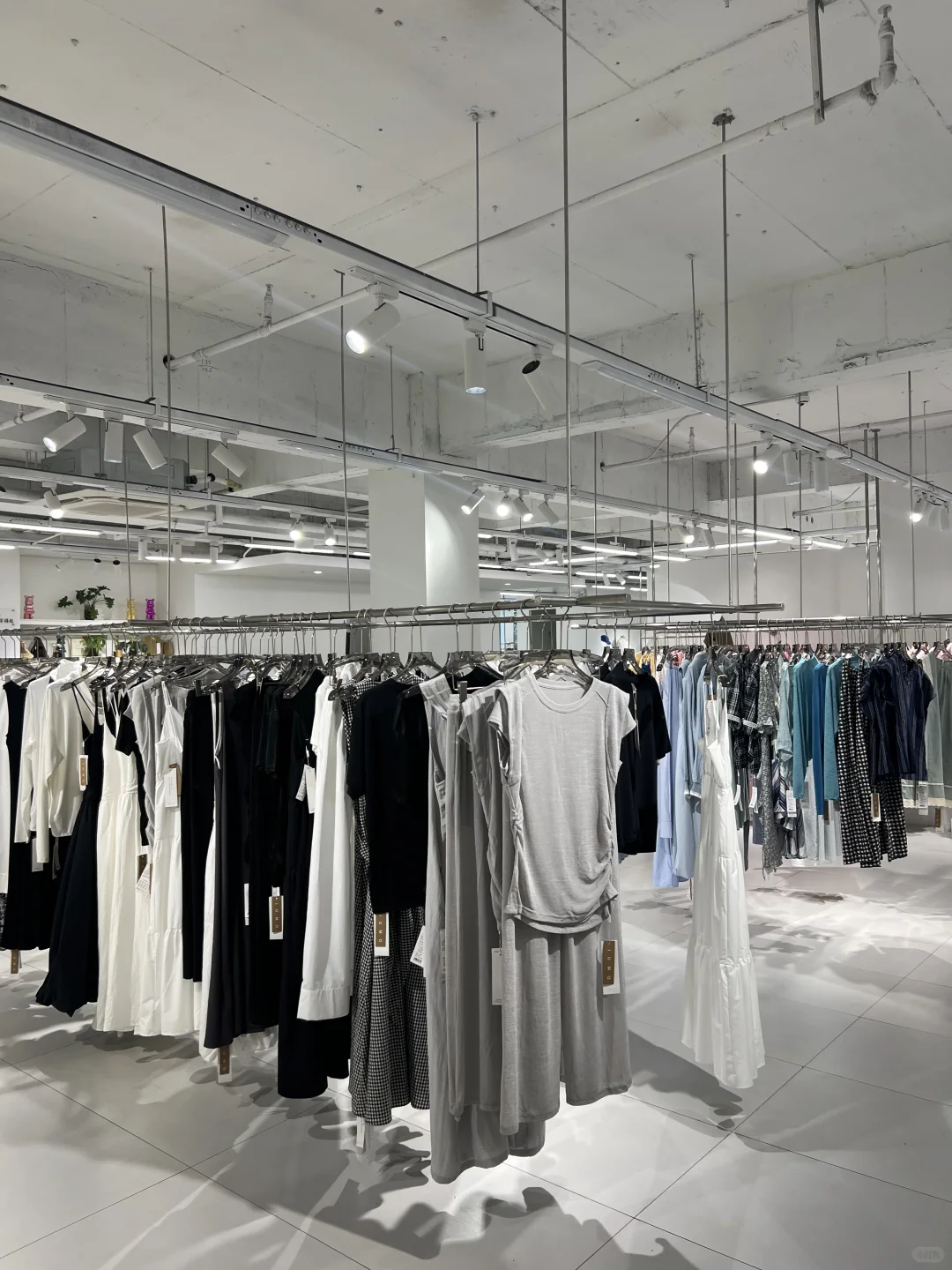 打开1000平女装工厂店