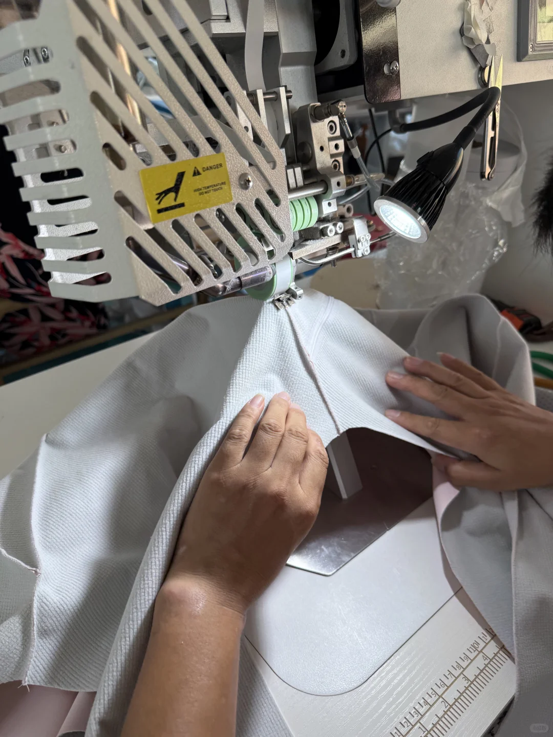 在冲锋衣工厂里踩缝纫机的第100天?