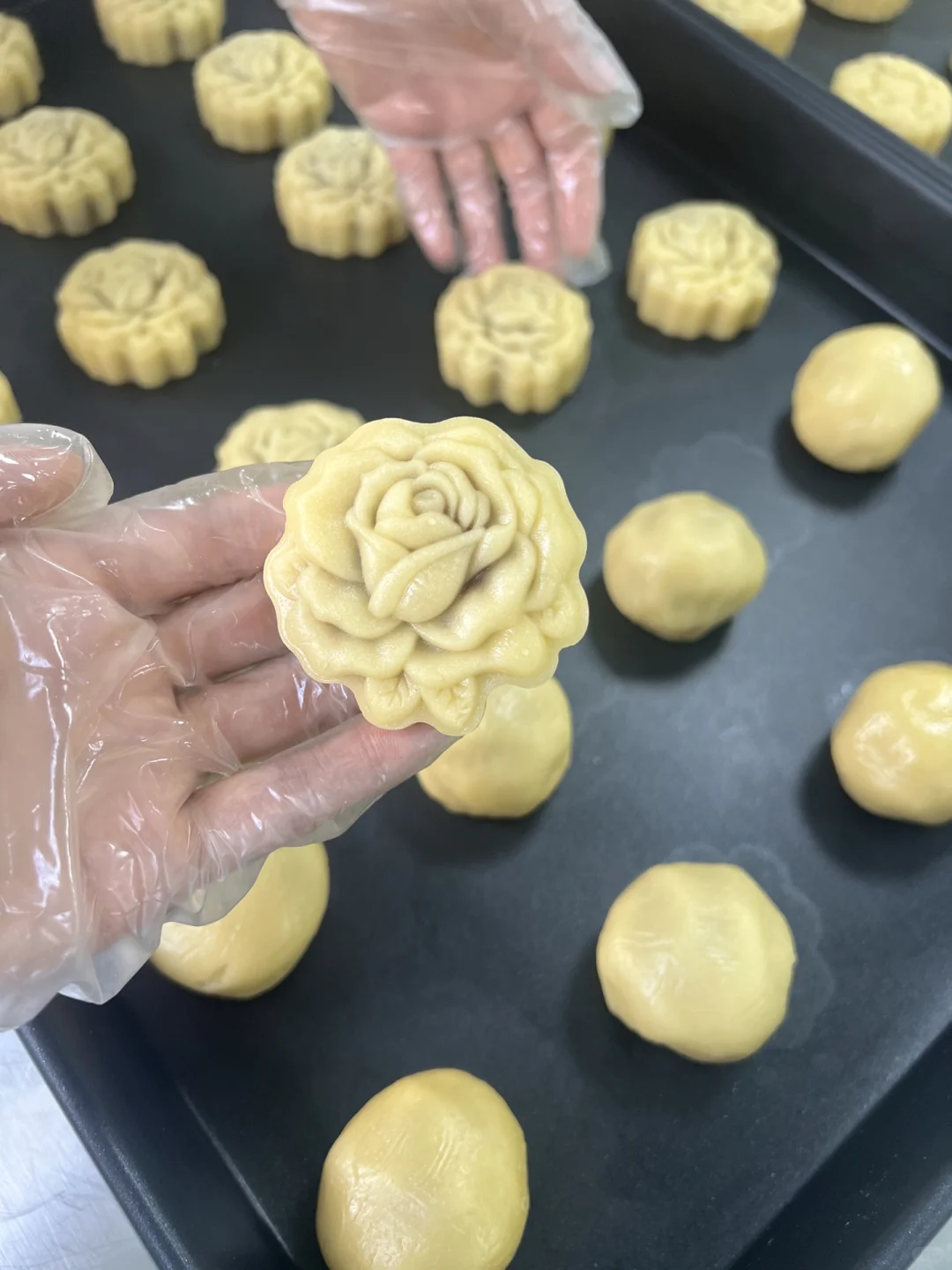 哇，终于找到这家酥皮月饼工厂啦?