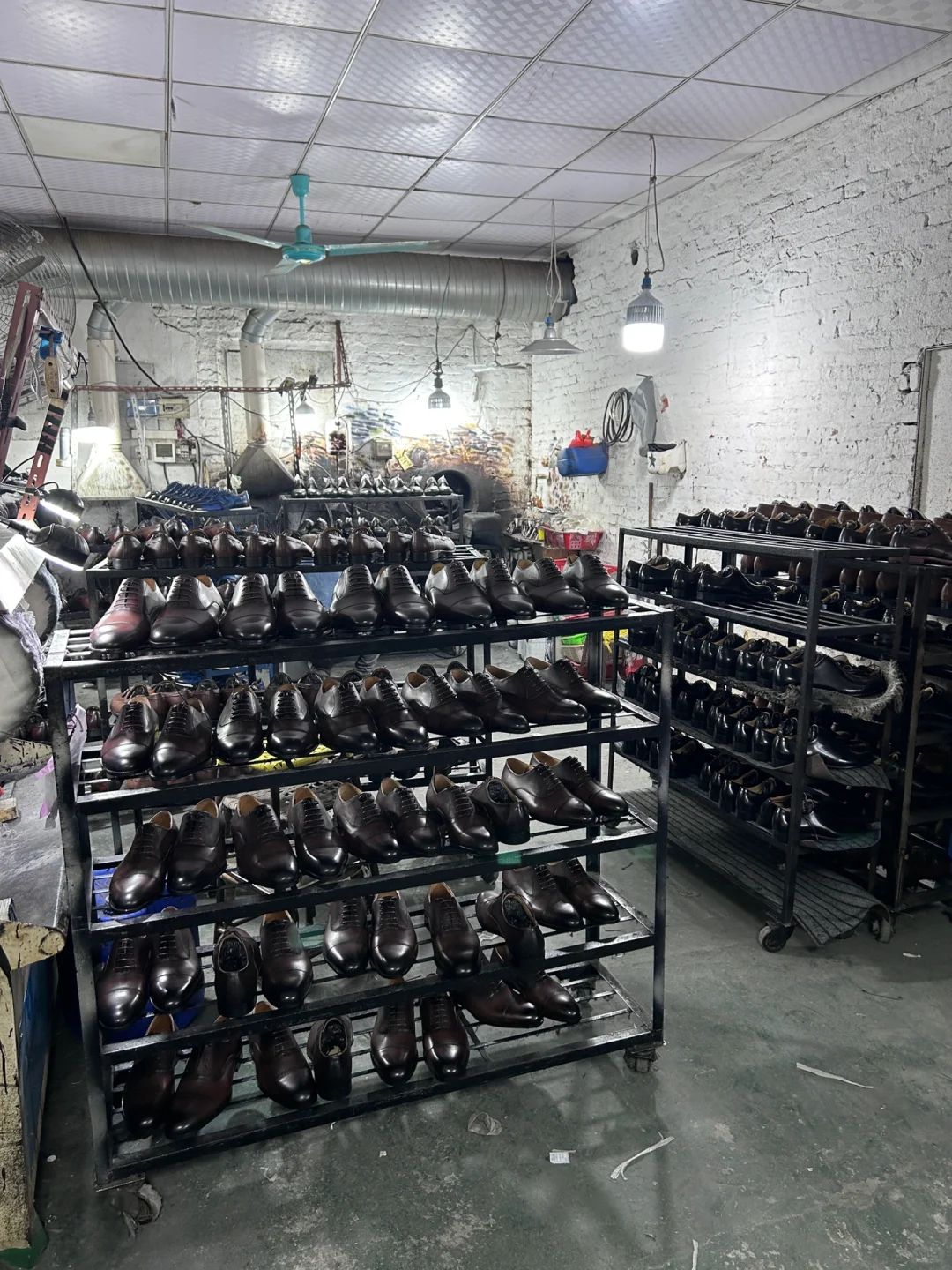 在鞋厂拍牛马们的一天,源头鞋工厂实拍?