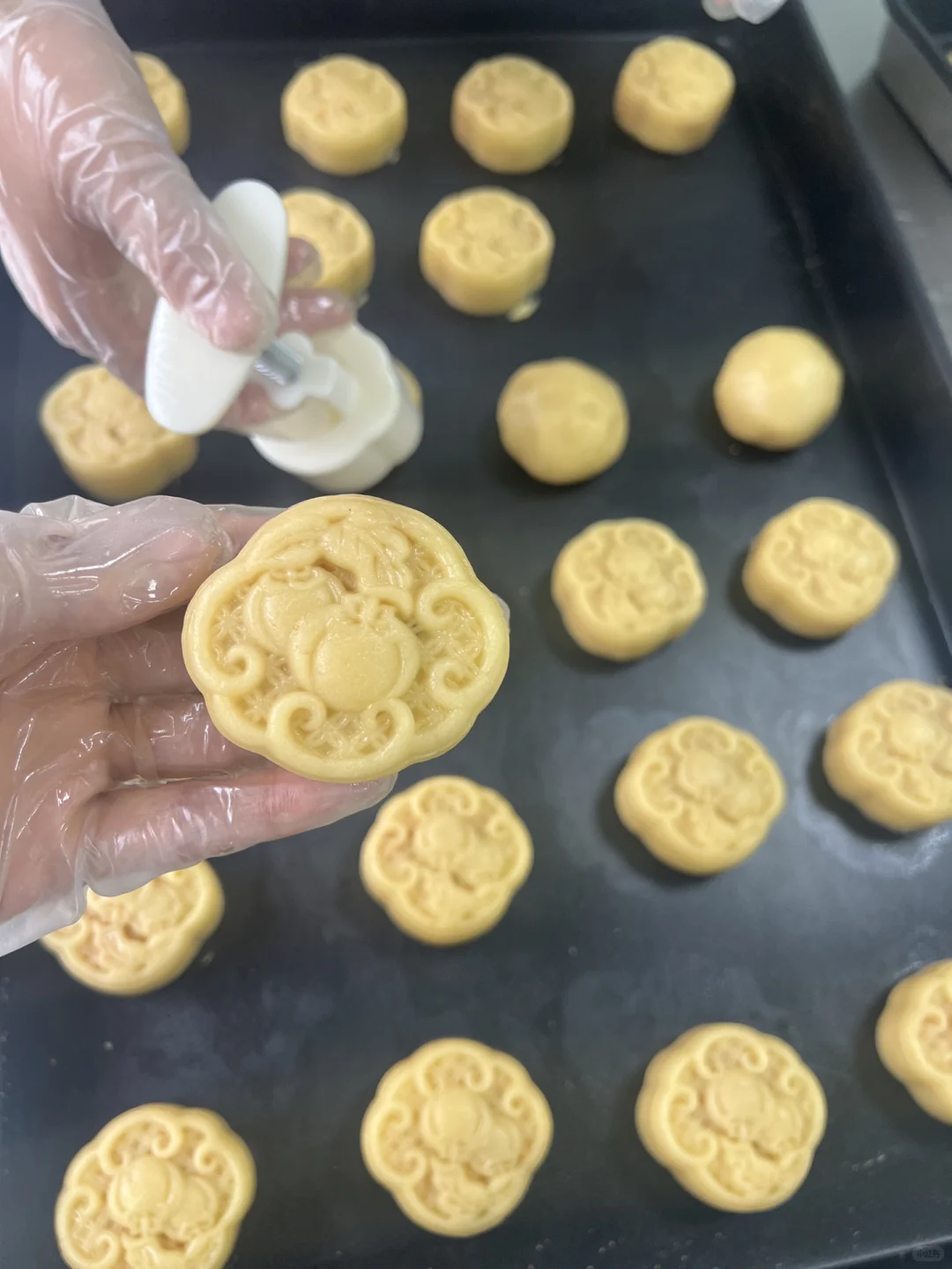 哇，终于找到这家酥皮月饼工厂啦?