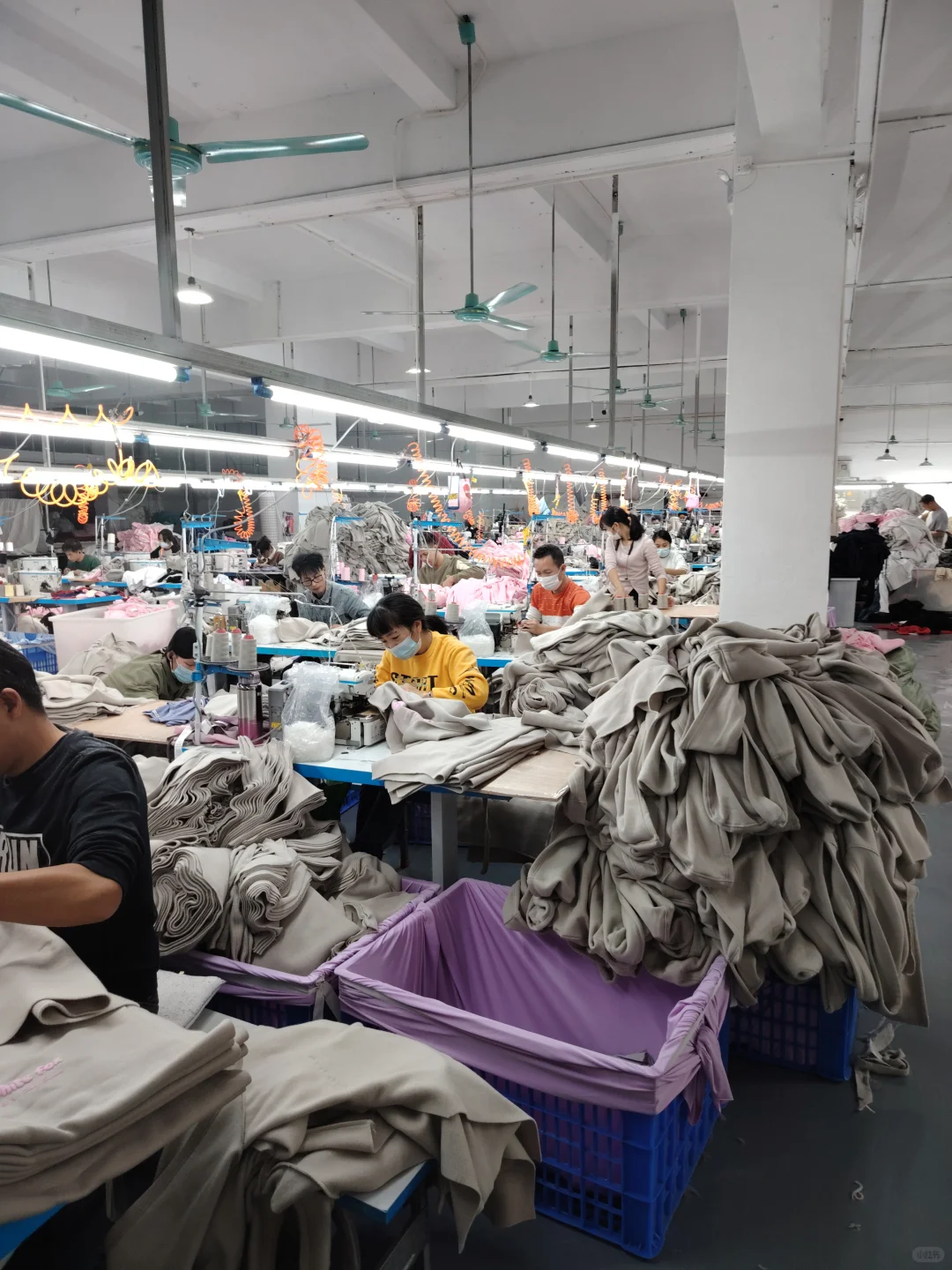 实拍展现服装厂车间!!!