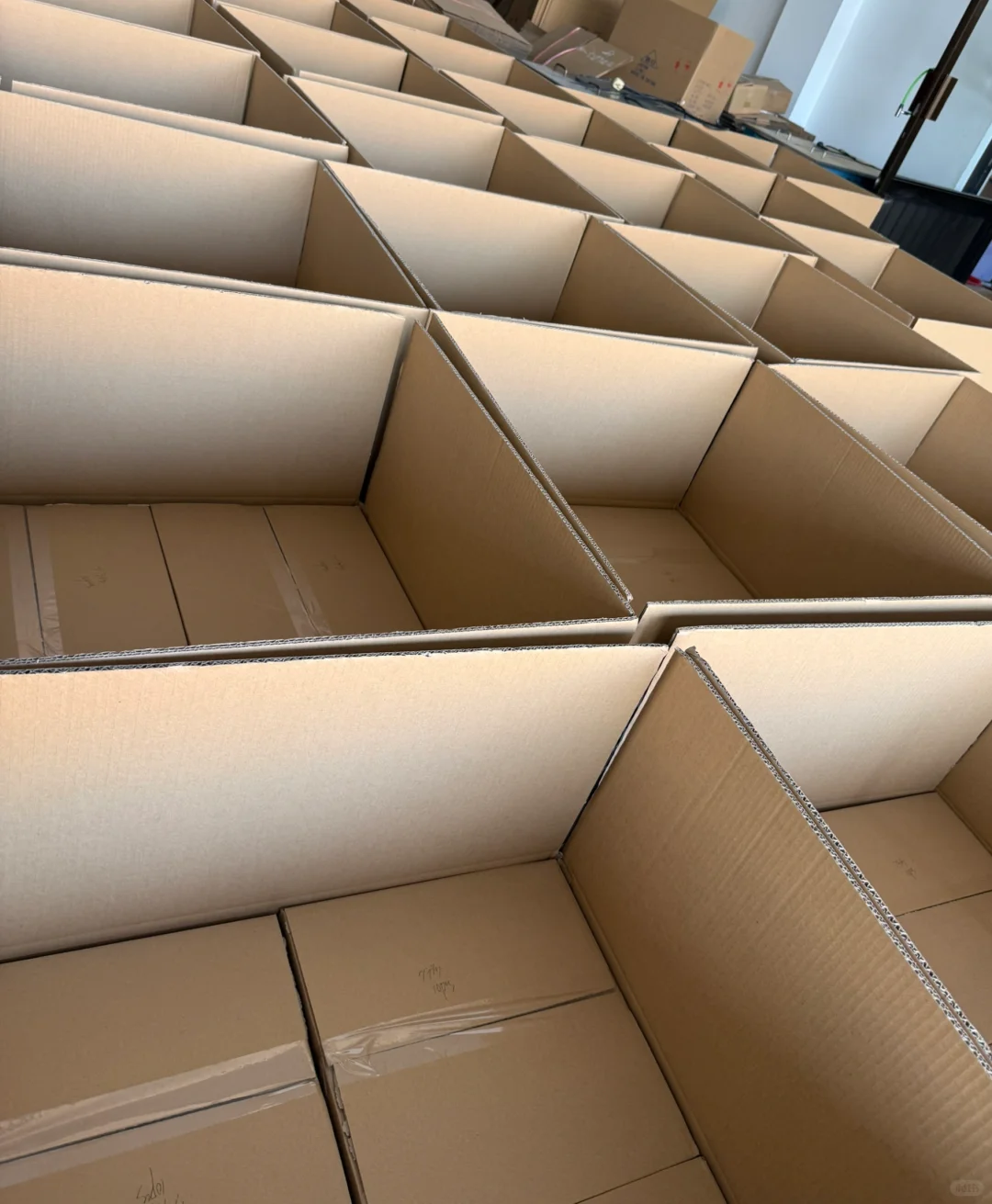 制帽工厂日常｜每一箱货都有认真检查和打包