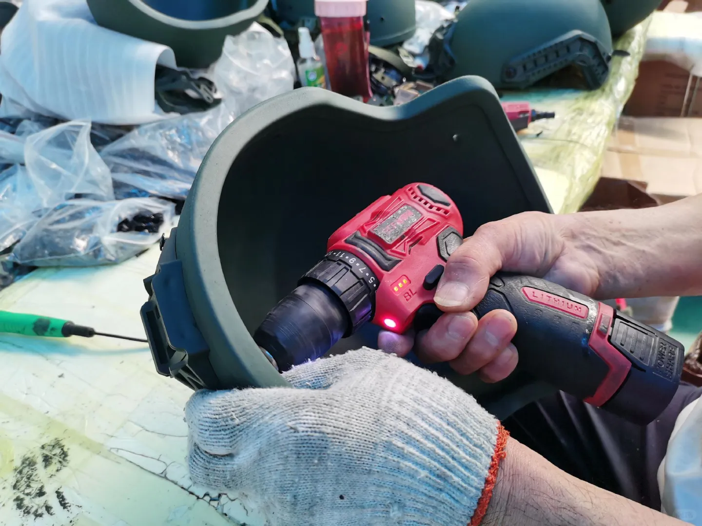 工业大摸底来看国产防弹头盔生产车间