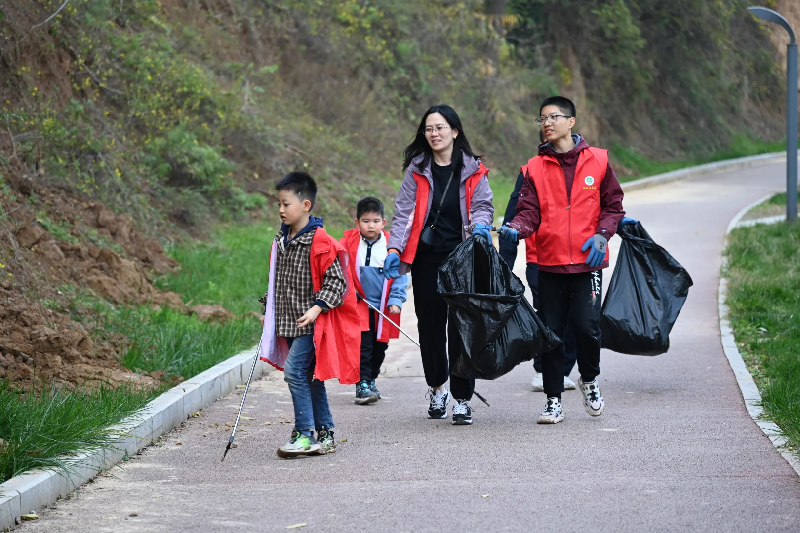 “万里同心 共护黄河”文化探源暨净滩活动