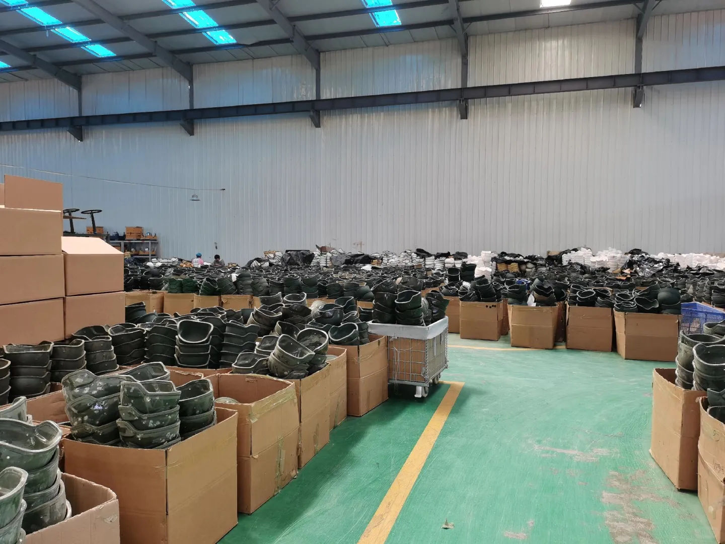 工业大摸底来看国产防弹头盔生产车间