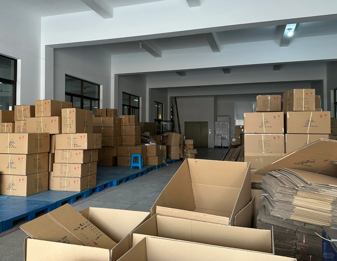 制帽工厂日常｜每一箱货都有认真检查和打包