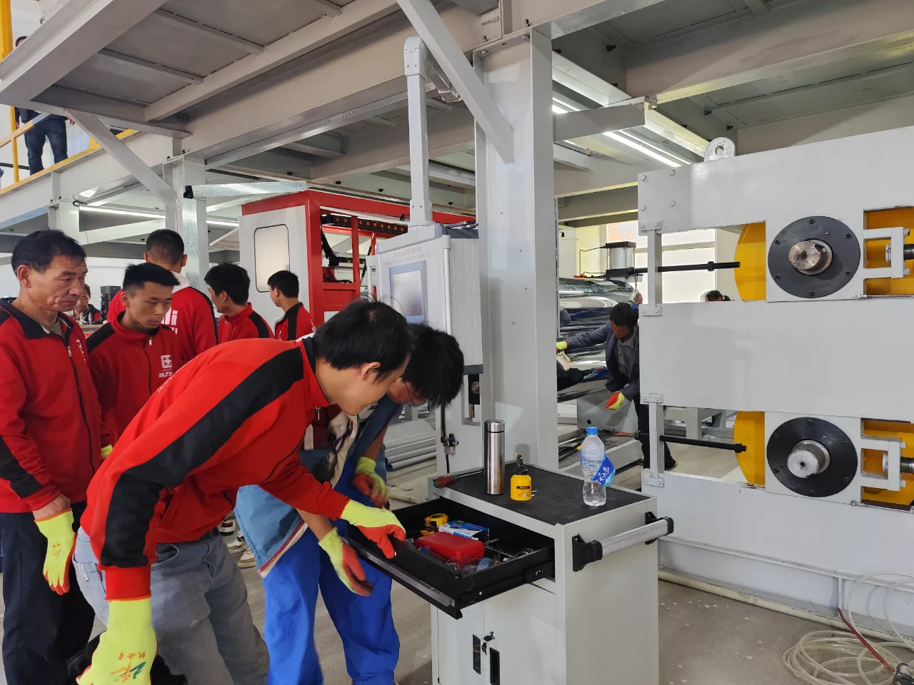 全球最顶尖的全自动铝蜂窝板生产线落地云南