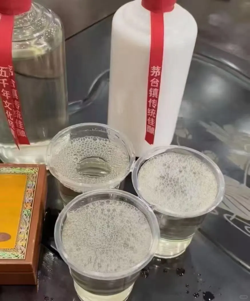 白色瓶 小红绳，千杯不倒酱香型