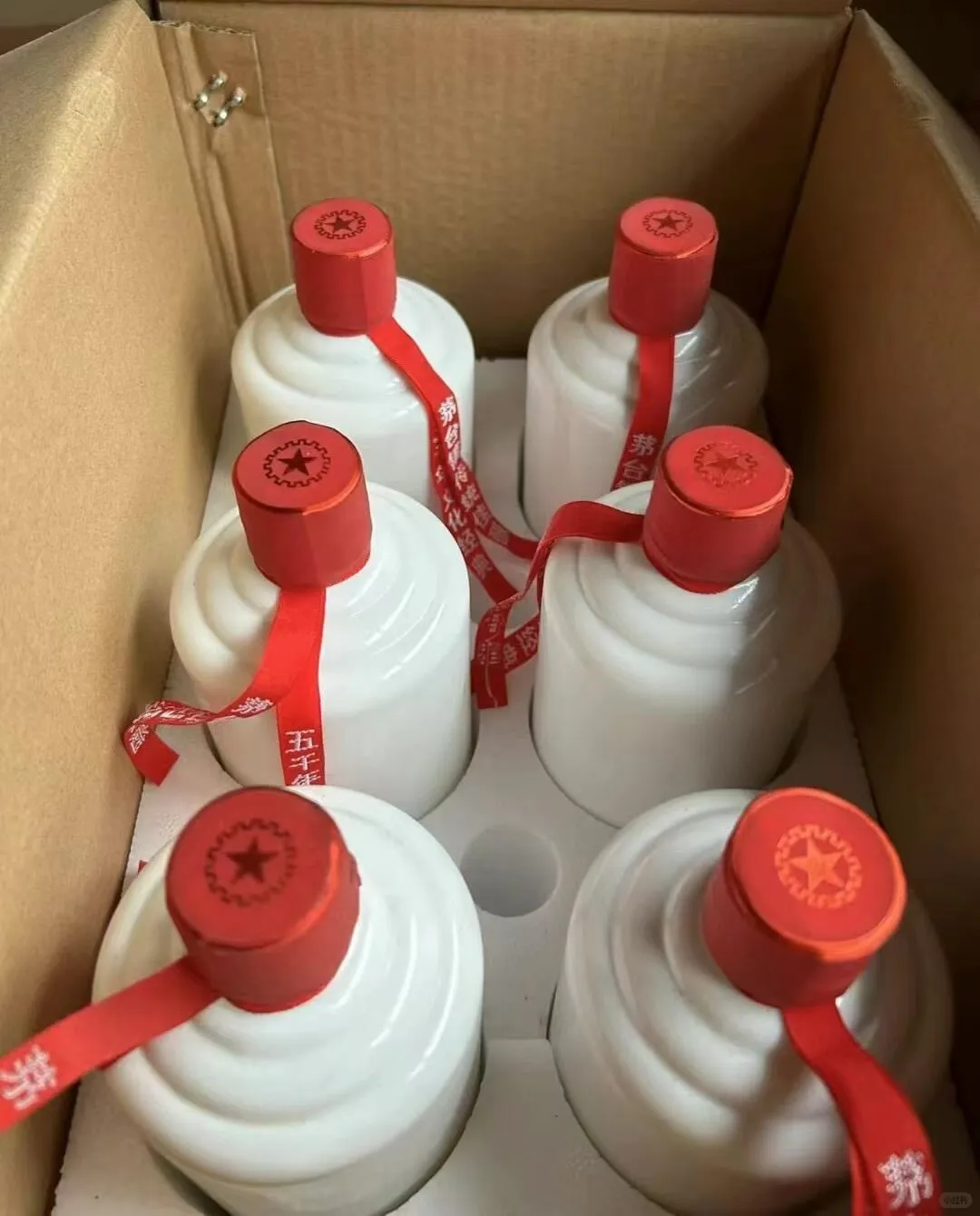 白色瓶 小红绳，千杯不倒酱香型