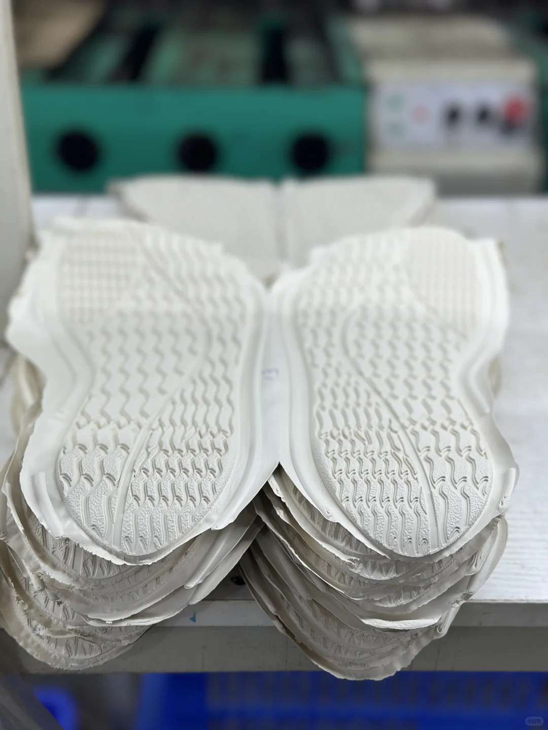 鞋底制作即将完成,平步鞋探厂汇报