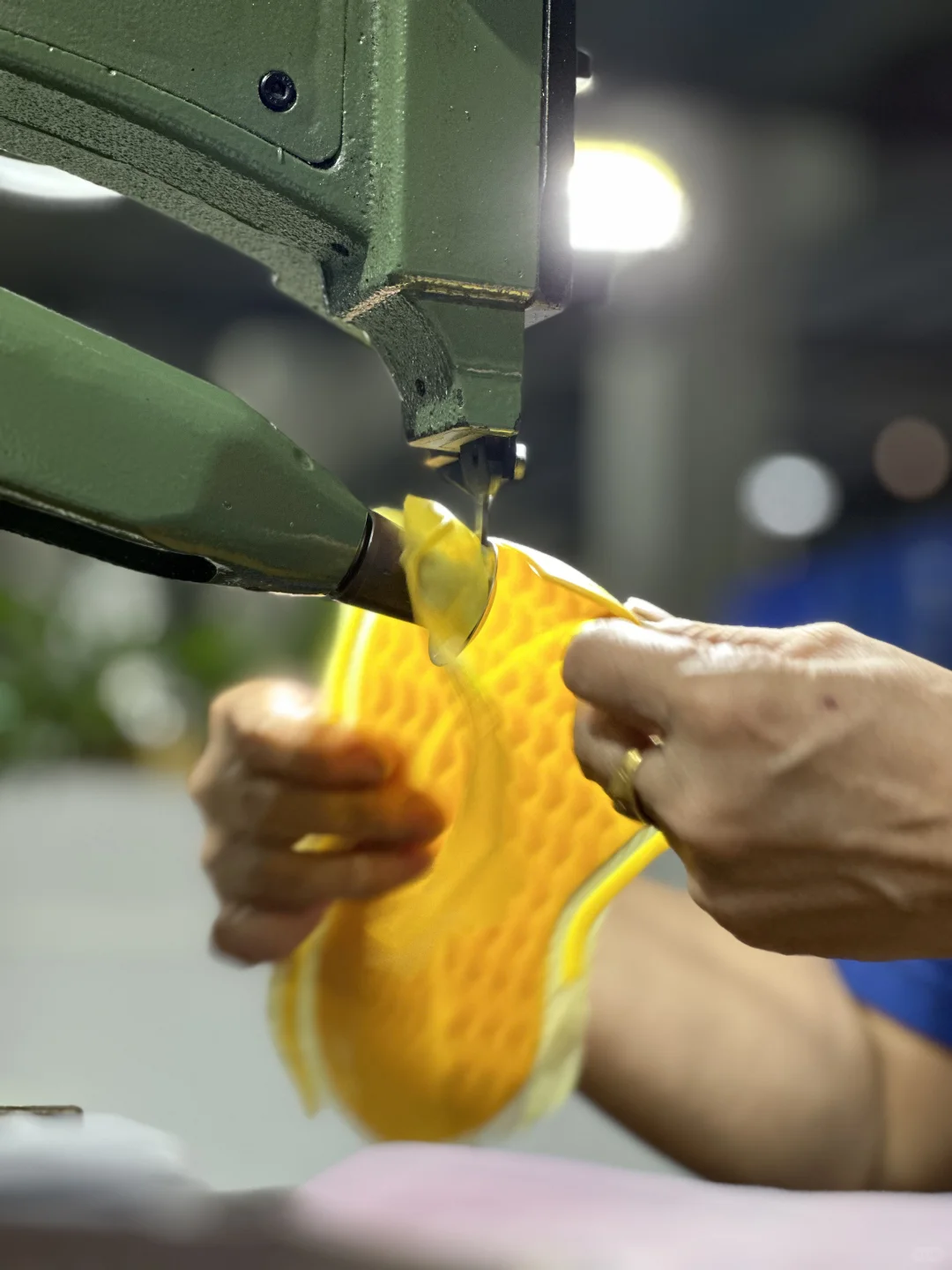 鞋底制作即将完成,平步鞋探厂汇报