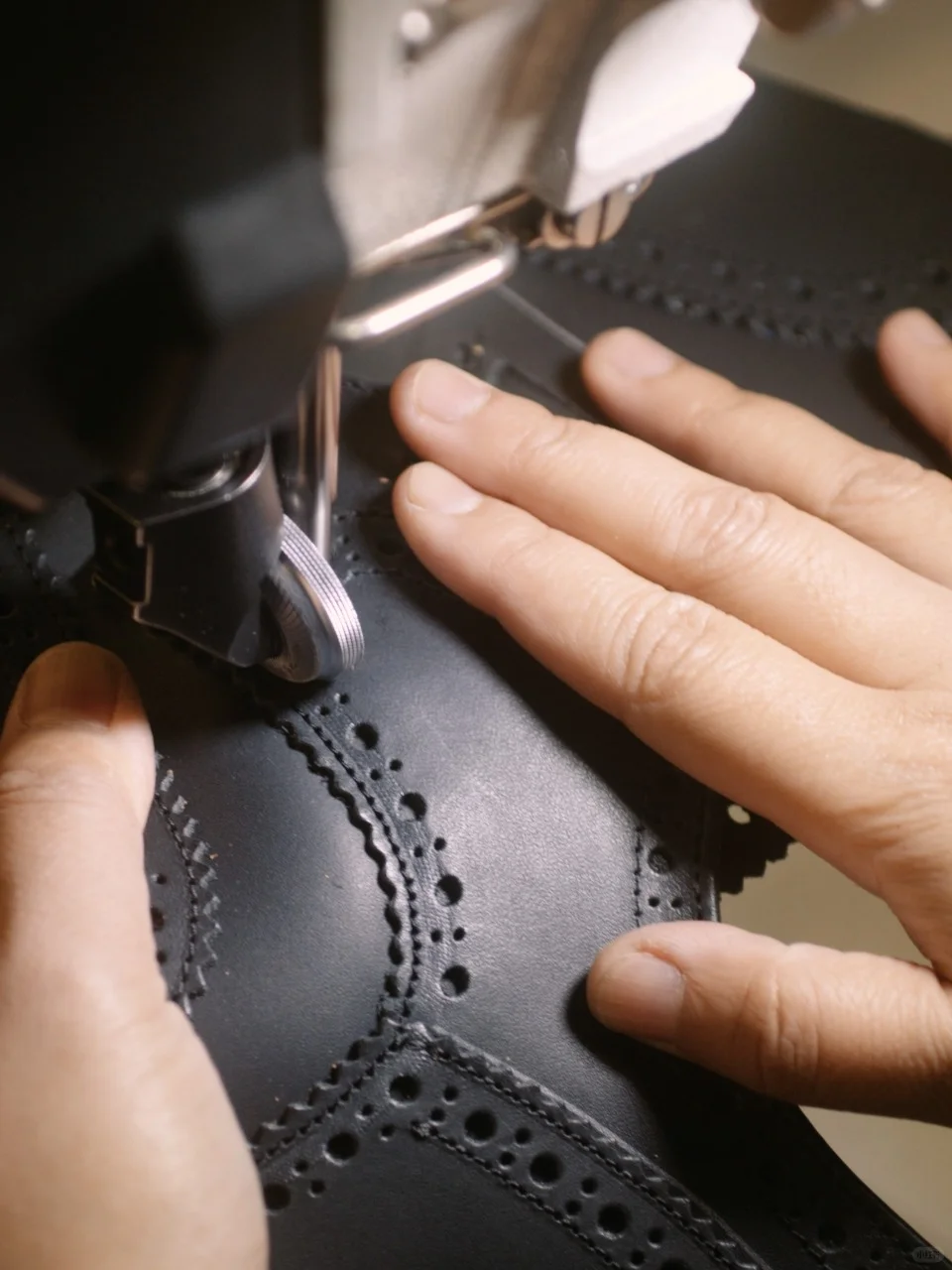 一双鞋的诞生之旅2️⃣Closing缝合间