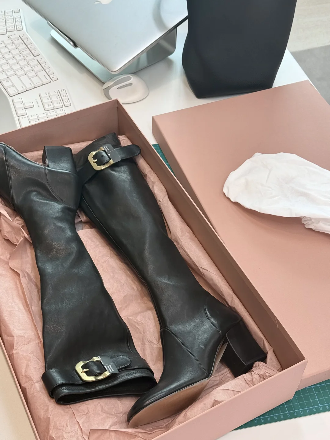 开箱准备上新的弹力靴?