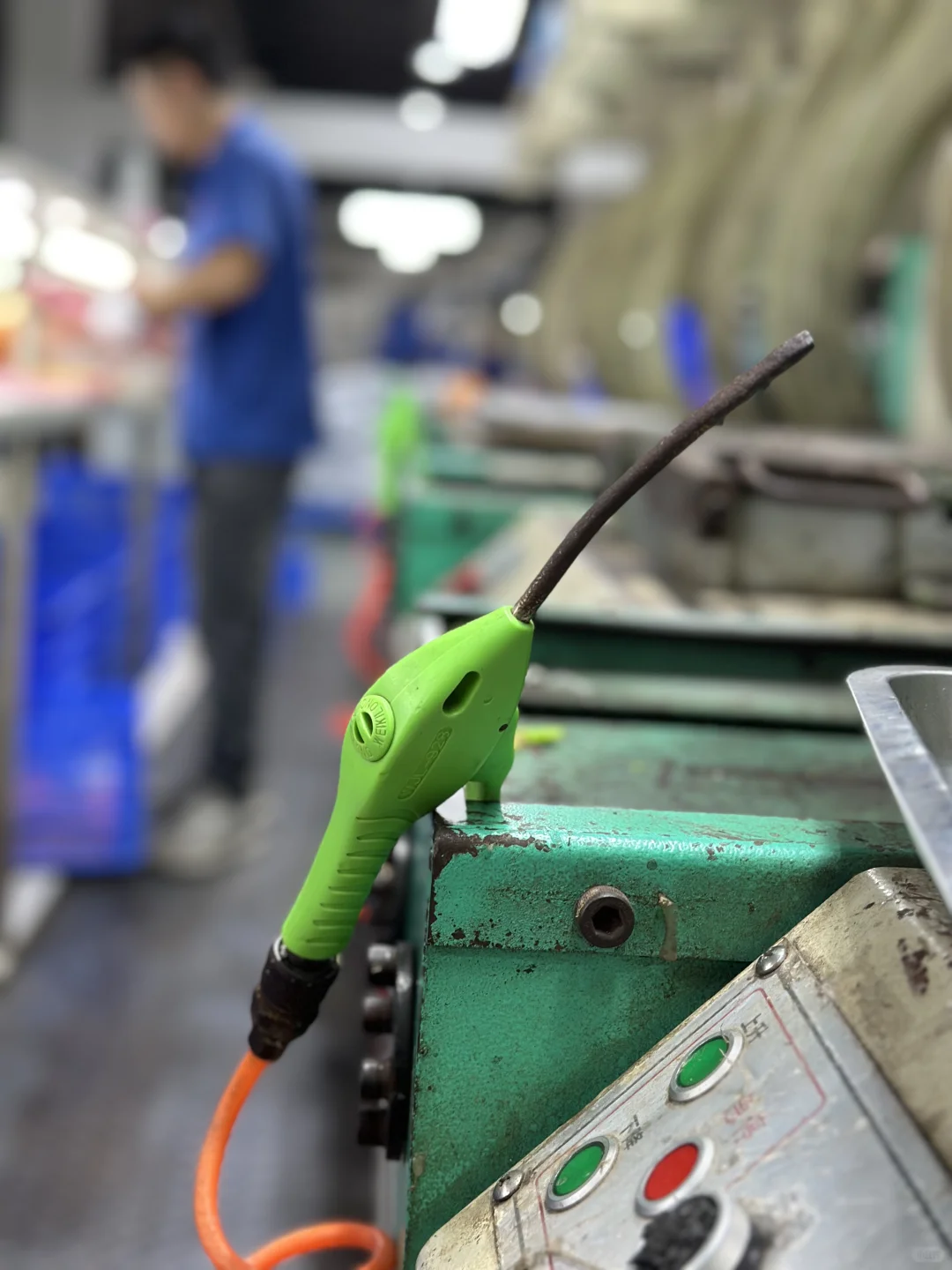 鞋底制作即将完成,平步鞋探厂汇报