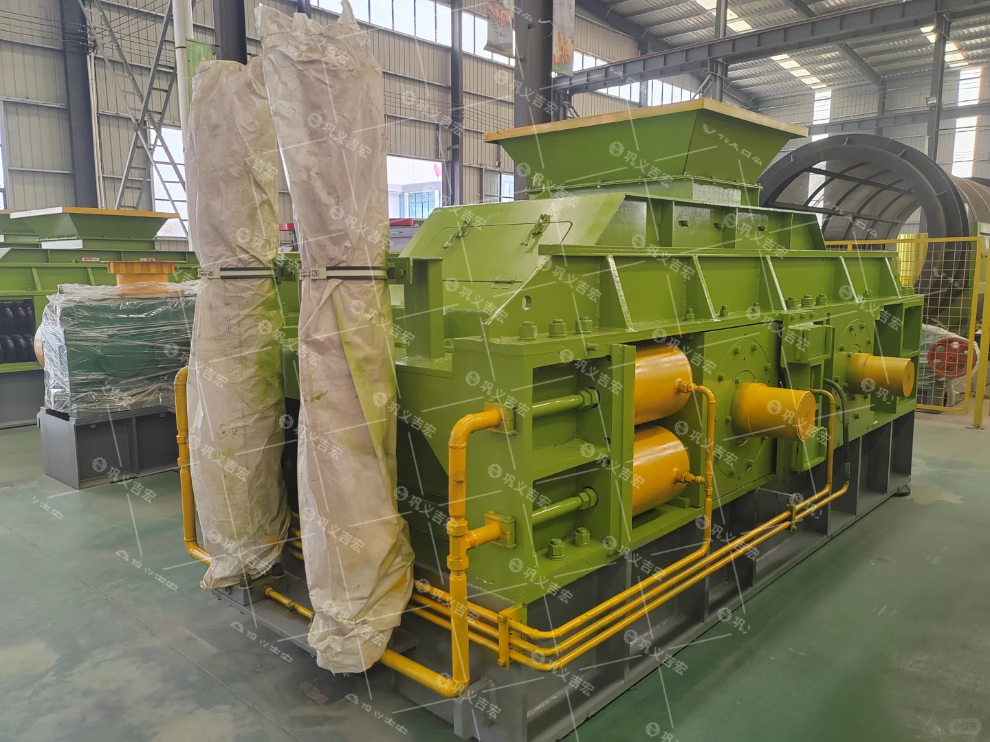 液压对辊制砂机：高效节能的绿色制砂新方案