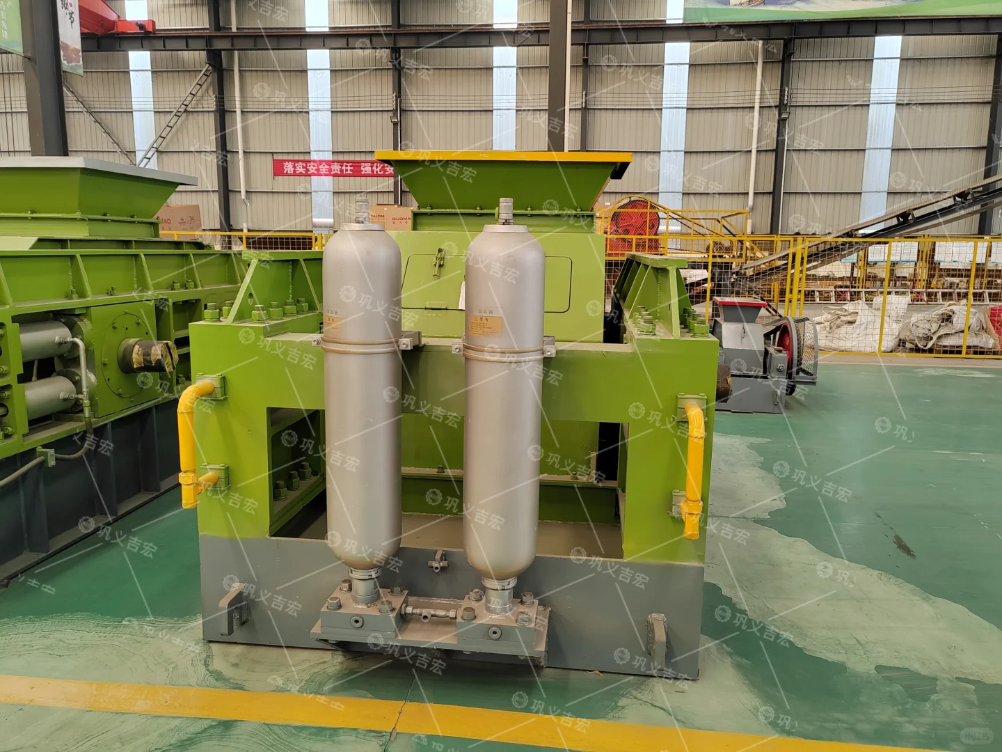 液压对辊制砂机：高效节能的绿色制砂新方案