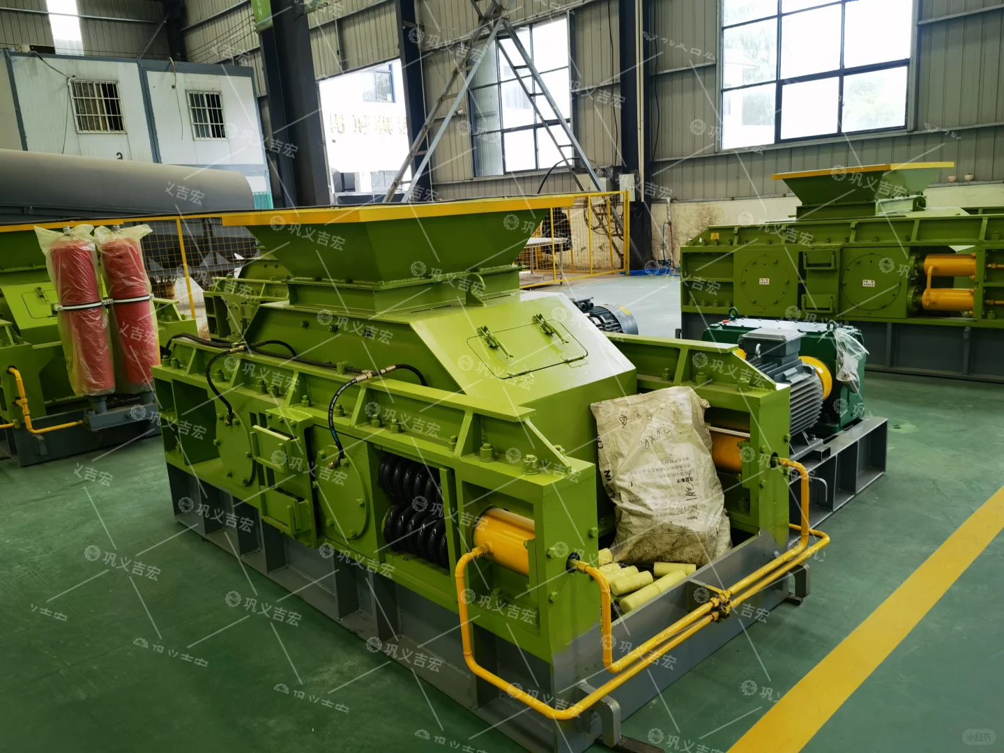 液压对辊制砂机：高效节能的绿色制砂新方案