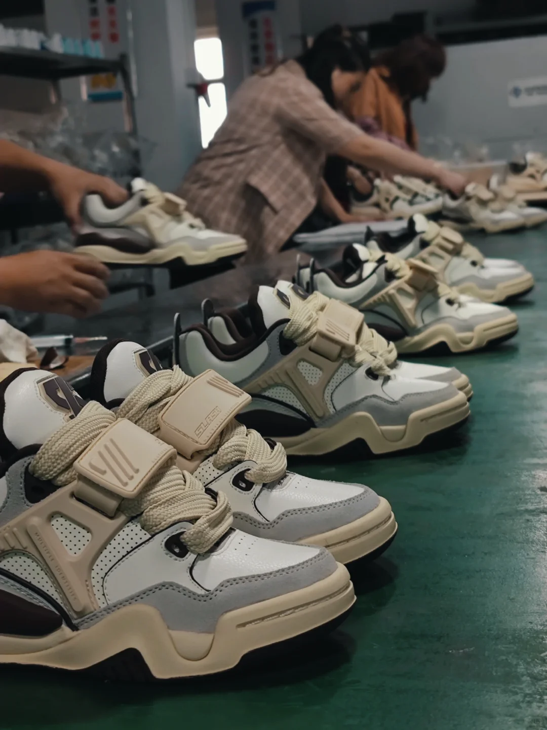 一双鞋在工厂是怎么做出来的