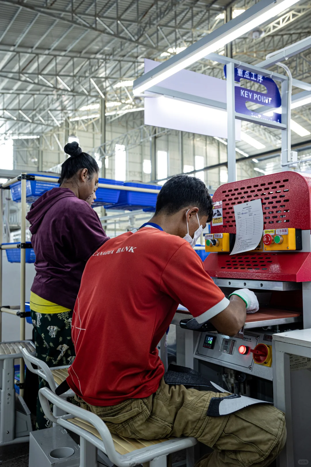 柬埔寨鞋厂针车车间实拍??