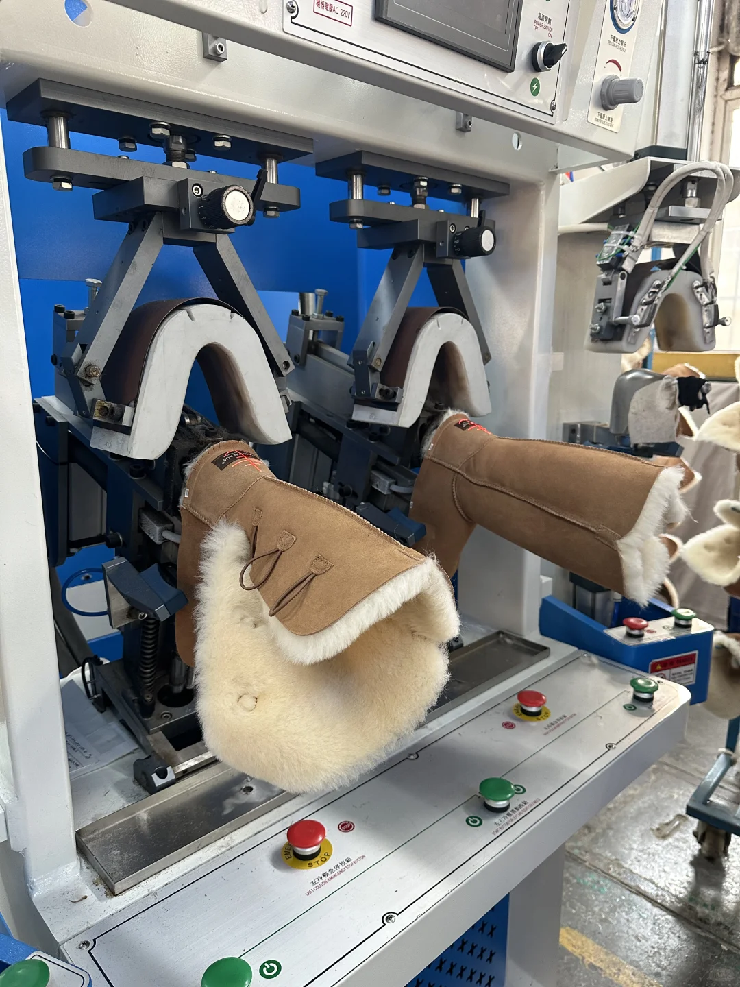 今天拜访了UGG母公司Deckers原料供应商