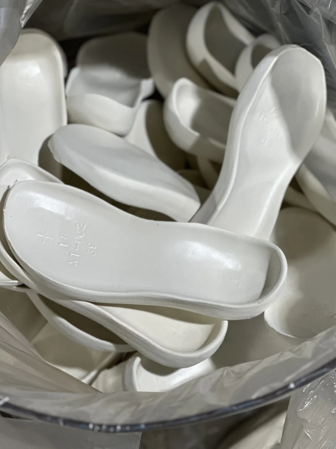 鞋底制作即将完成,平步鞋探厂汇报