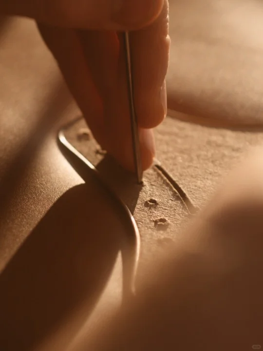 一双鞋的诞生之旅1️⃣Clicking裁断间