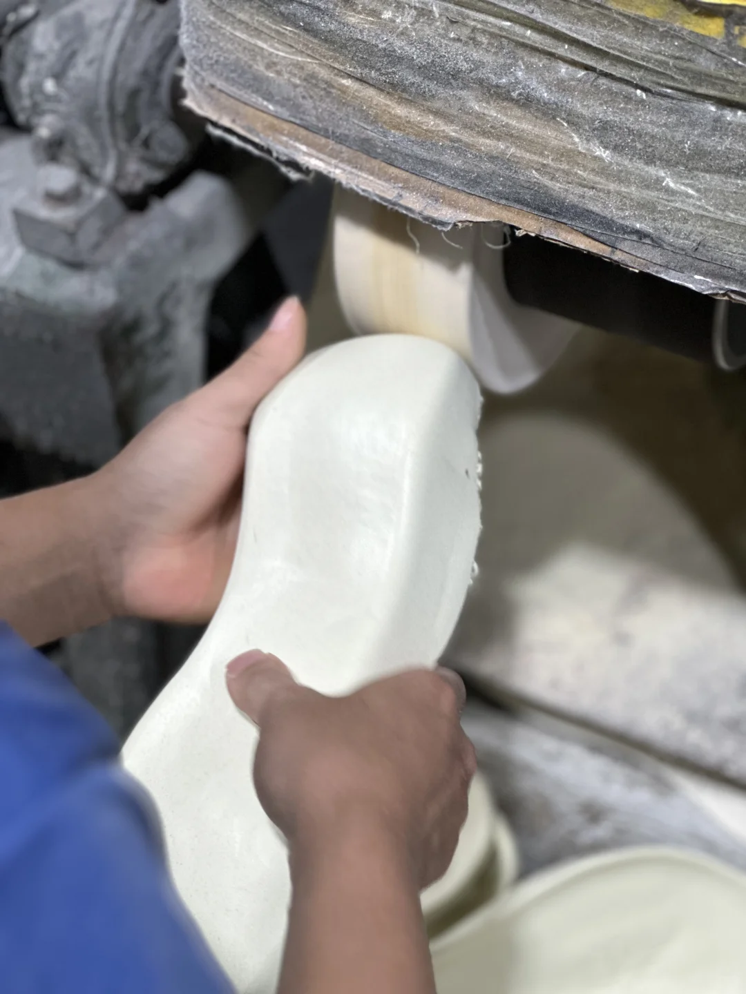 鞋底制作即将完成,平步鞋探厂汇报