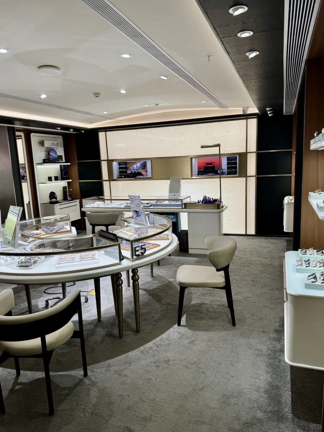 这位霸总从龙岗跑来宝安只为选对眼镜