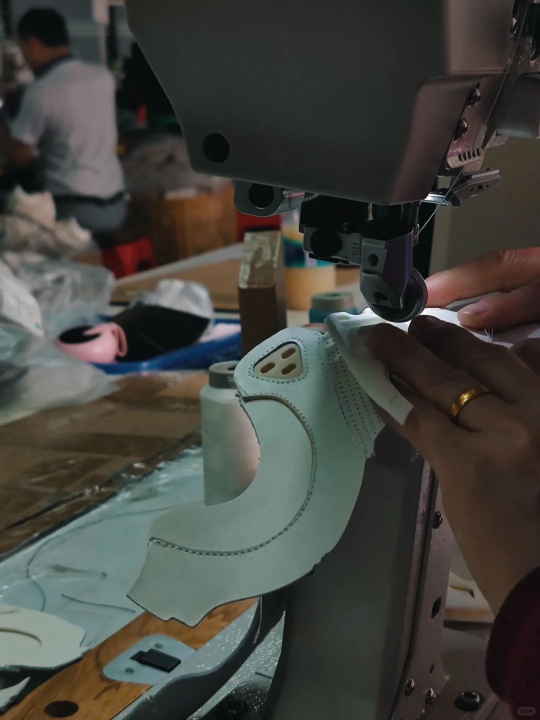 一双鞋在工厂是怎么做出来的