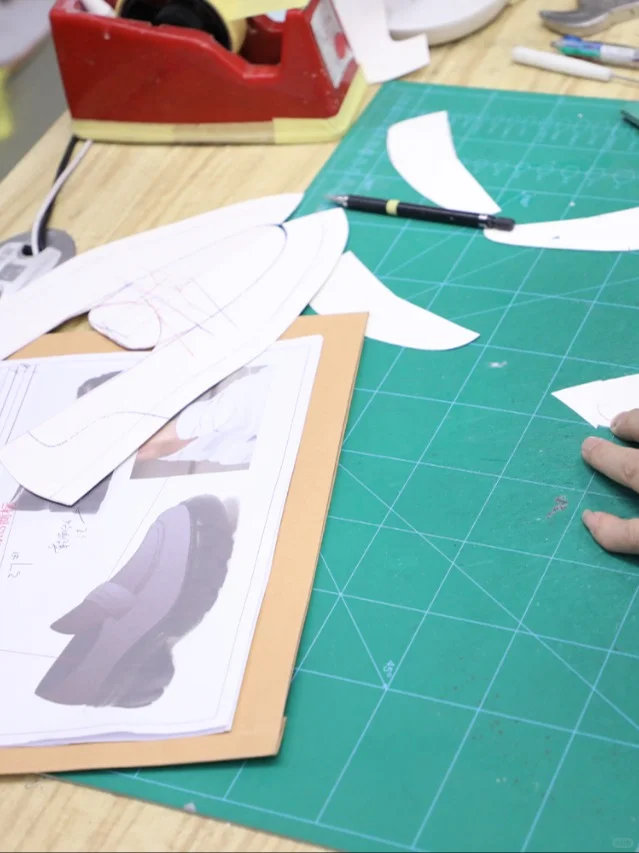 这是一家打版专业的女鞋工厂