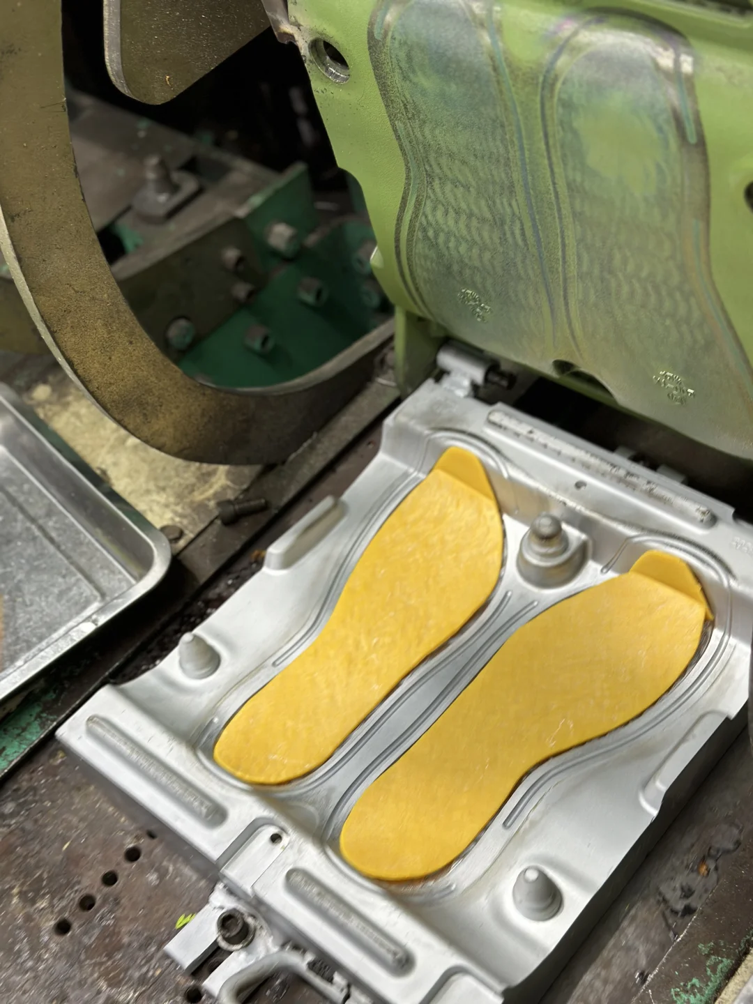 鞋底制作即将完成,平步鞋探厂汇报