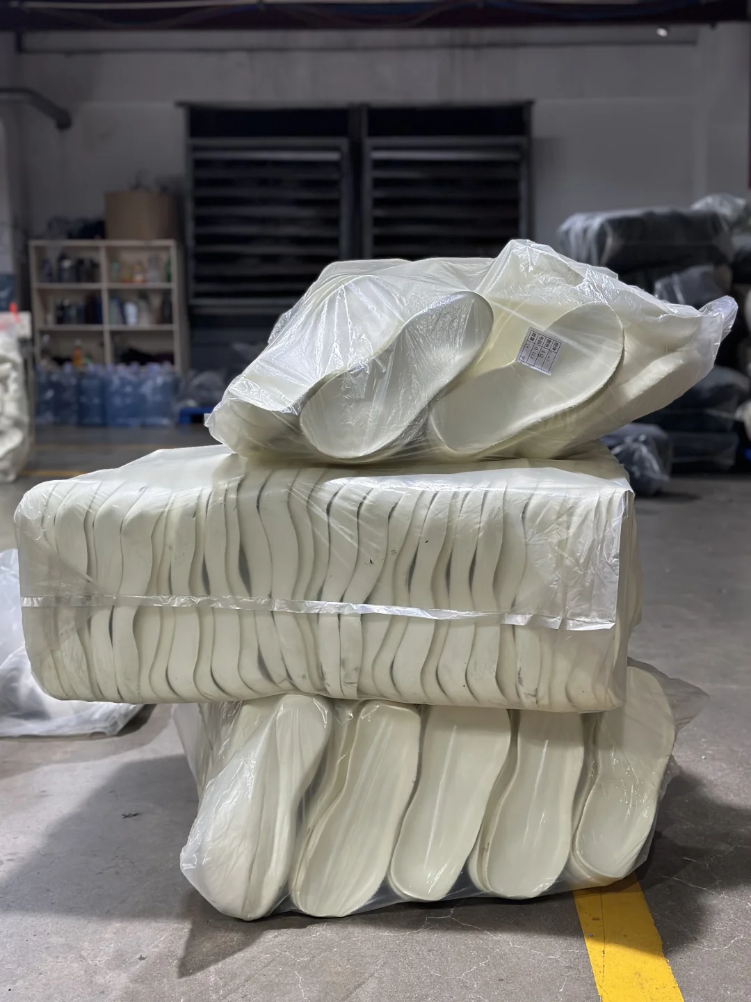 鞋底制作即将完成,平步鞋探厂汇报