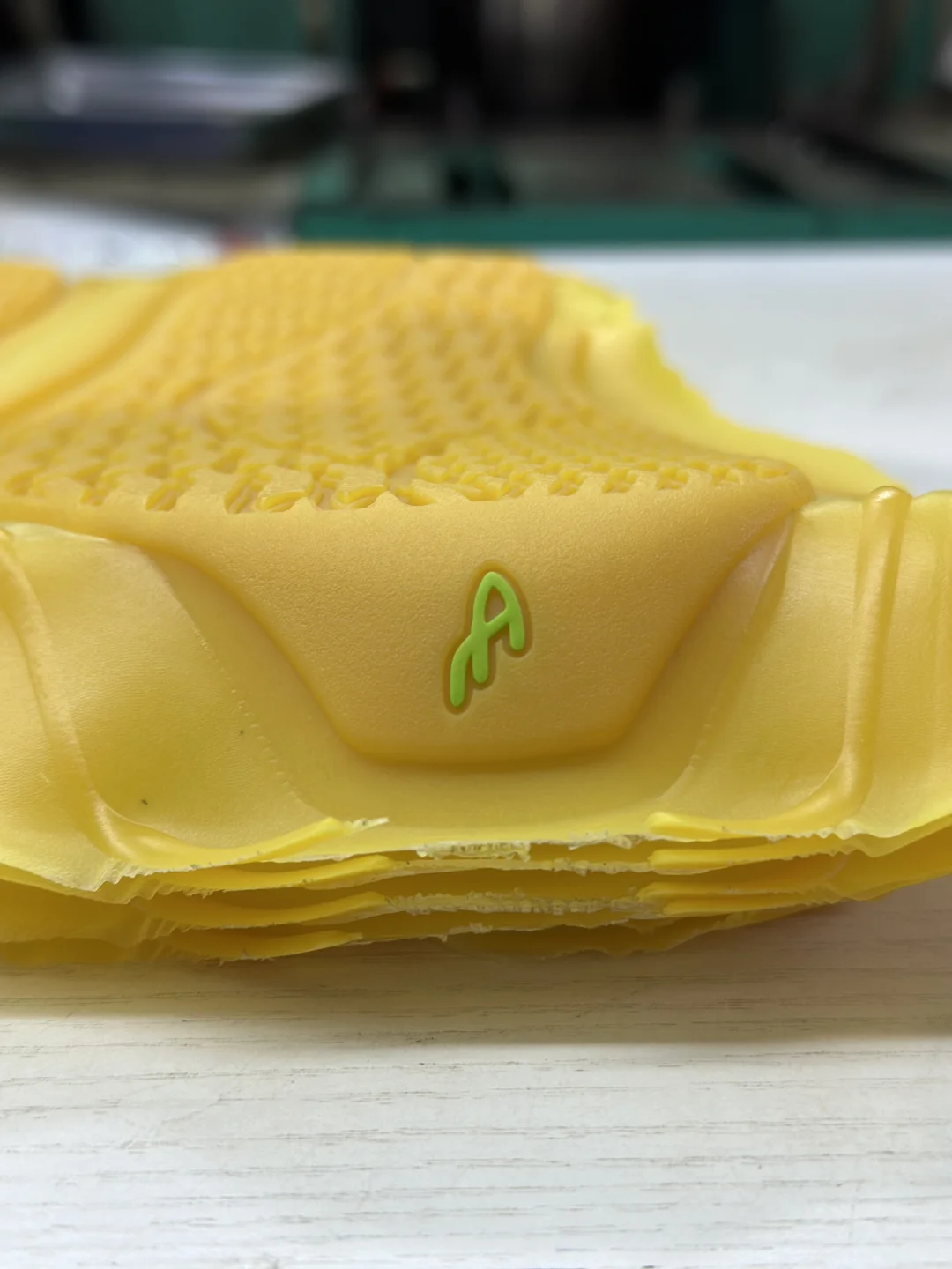 鞋底制作即将完成,平步鞋探厂汇报