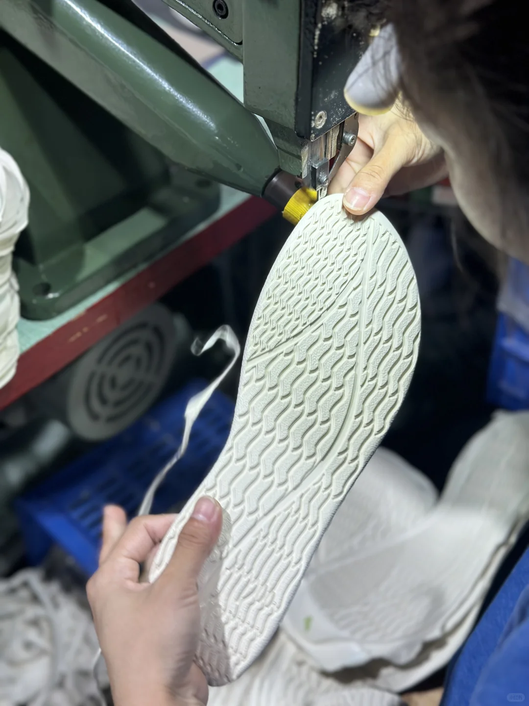 鞋底制作即将完成,平步鞋探厂汇报